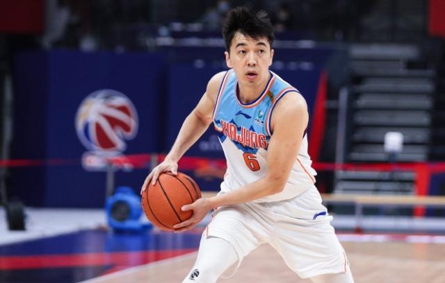 清晨里昂备战CBA常规赛，远射贴柱细节曝光，目标明确，身体对抗强度拉满(cbα常规赛1个队打几场)